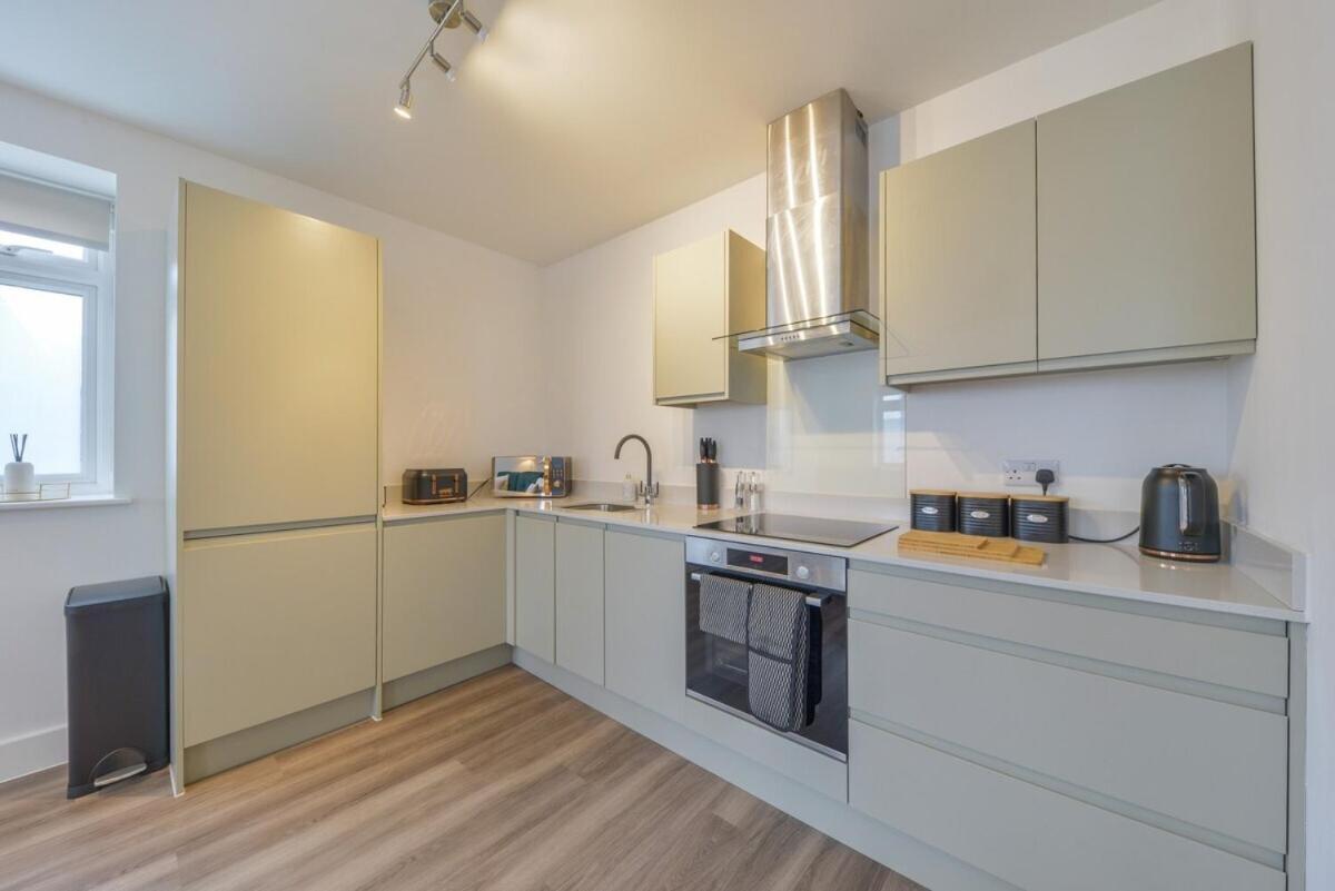 Luxury One Bedroom By Short Lets & Serviced With Free Parking *
