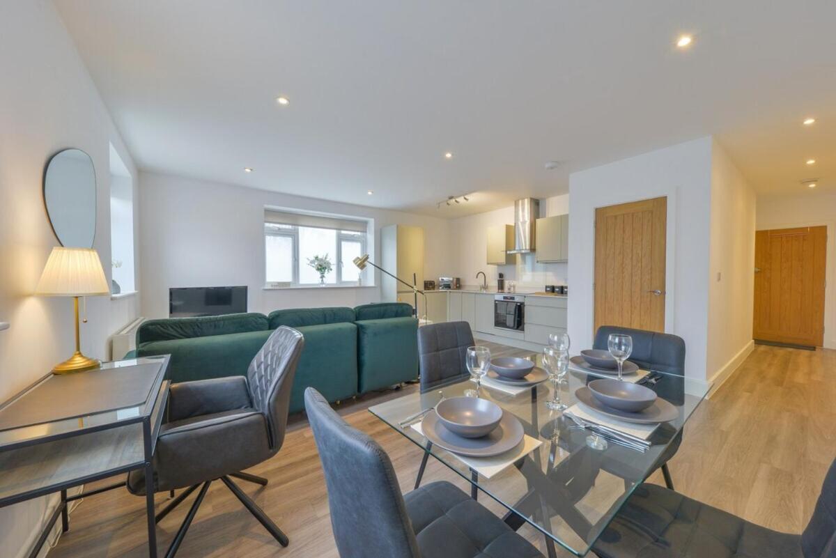 Luxury One Bedroom By Short Lets & Serviced With Free Parking Apartment