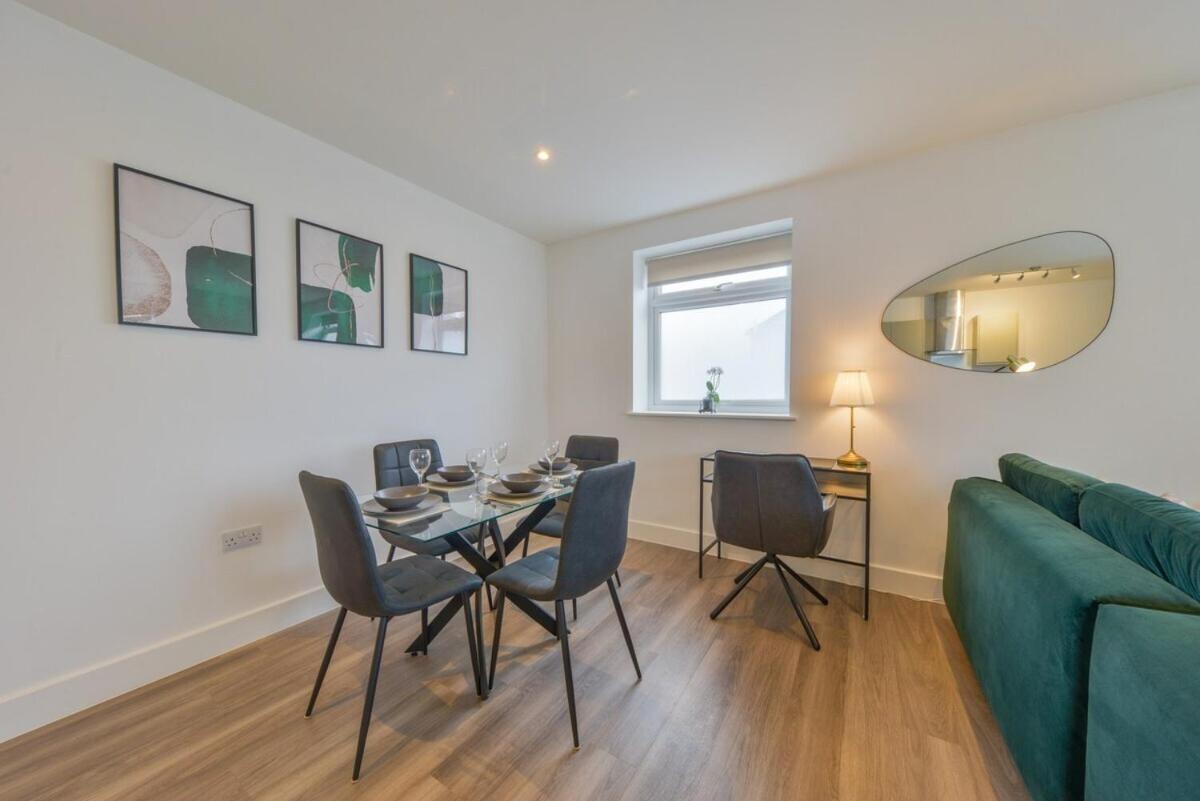Apartment Luxury One Bedroom By Short Lets & Serviced With Free Parking