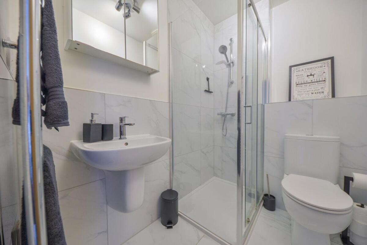 Apartment Luxury One Bedroom By Short Lets & Serviced With Free Parking *