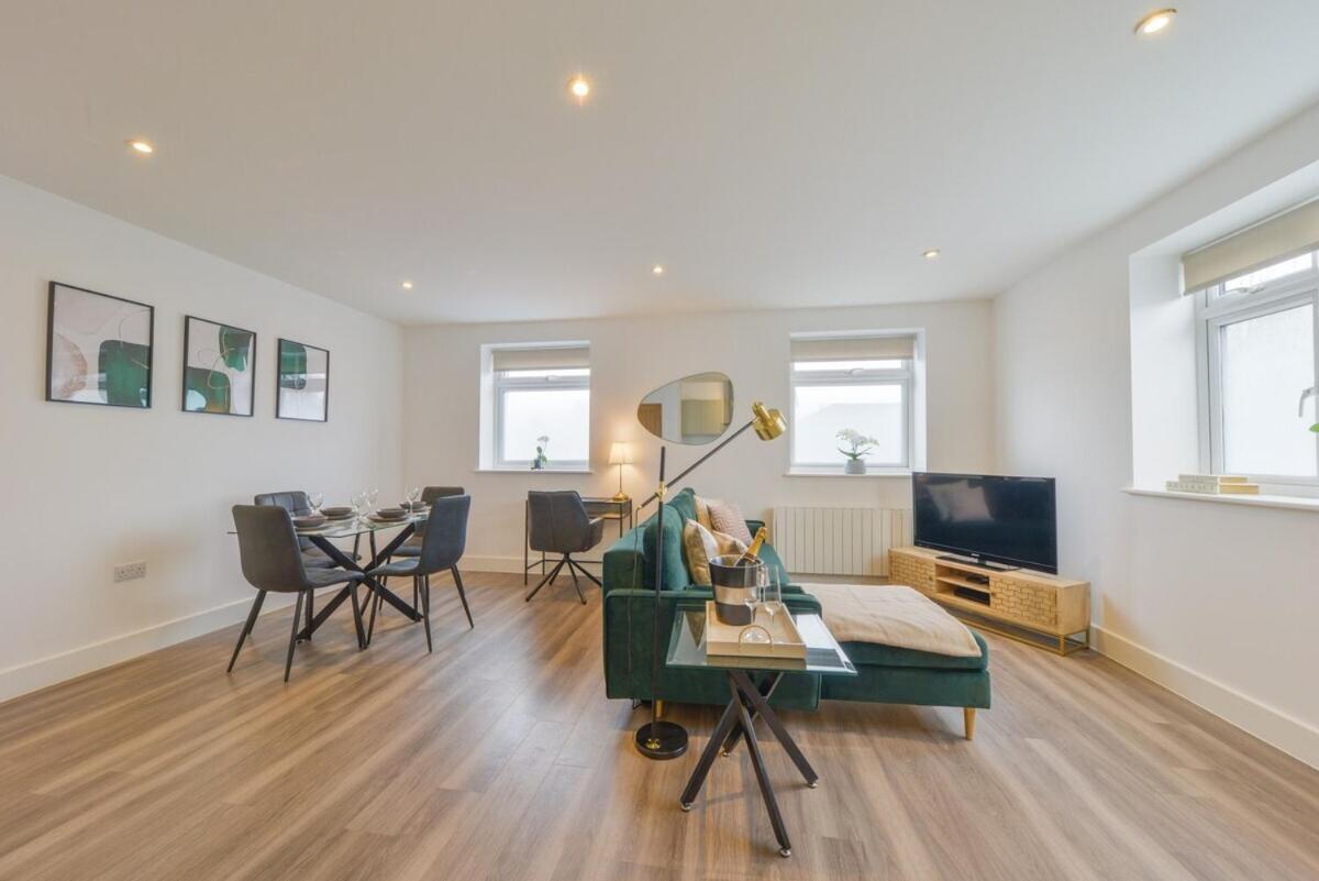 Luxury One Bedroom By Short Lets & Serviced With Free Parking *